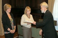 28. mart 2012. godine Uručen Godišnji izveštaj Agencije za borbu protiv korupcije predsednici Narodne skupštine prof. dr Slavica Đukić Dejanović